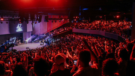 concert vevue with a full crowd